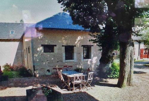 Les écuries du Château de Jallanges pour 19 personnes avec 7 chambres