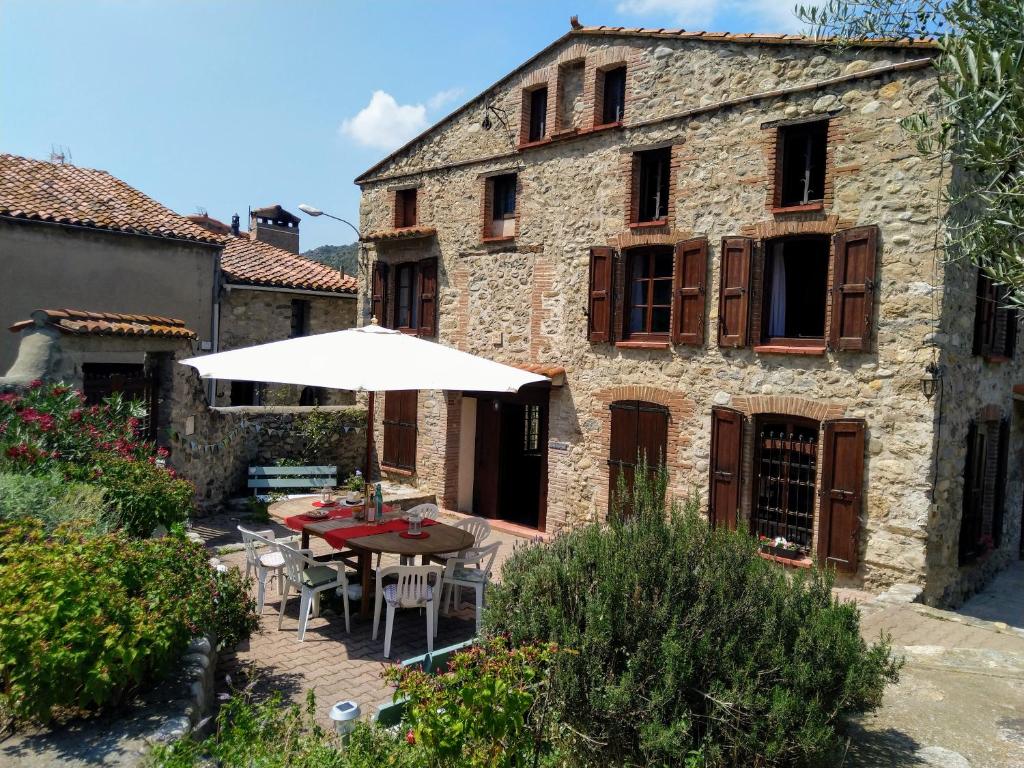 Maison de vacances Les Ecuries, traditional stone farmhouse with pool 5 Rue Neuve 66320 Marquixanes
