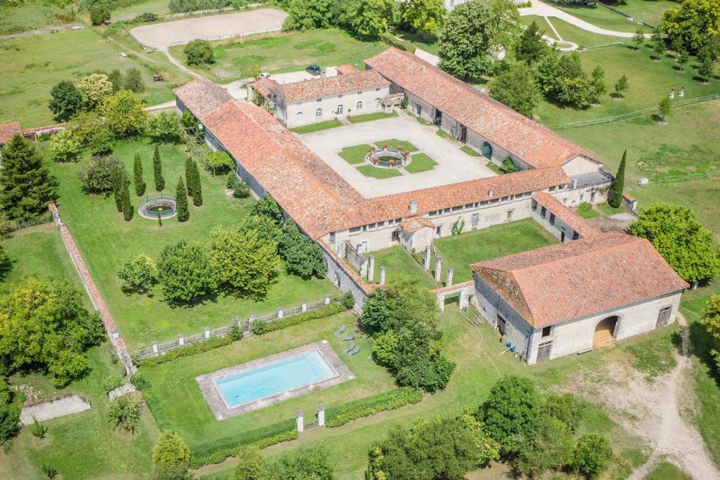 Maison de vacances Les Grands Chais de La Meyfrenie - Vacances au calme en Dordogne jusqu'à 21 personnes Allée de la Meyfrenie 24320 Verteillac