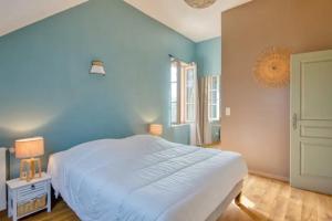 [Les Tourterelles] : grand gîte de charme piscine