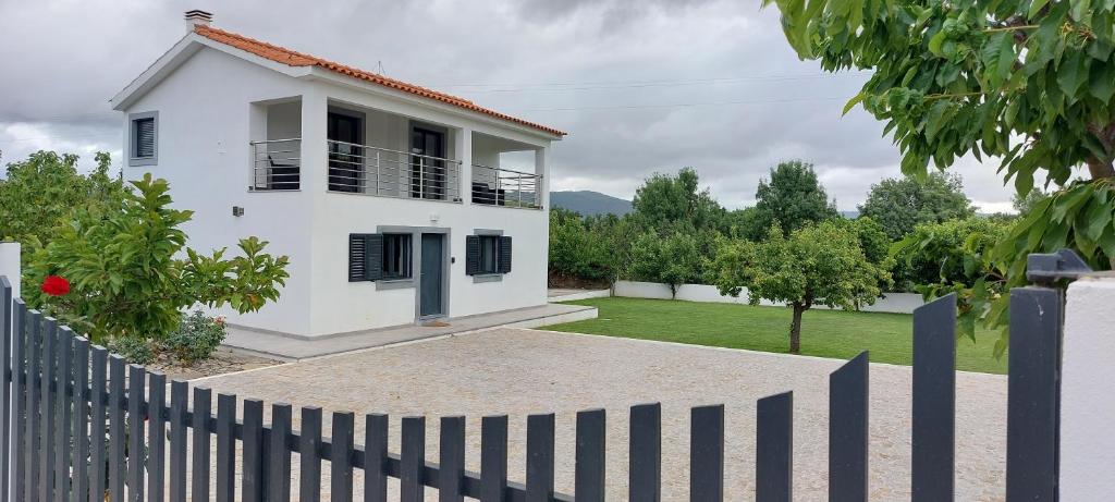 Lily Batuca 92 Rua do Calvário, 6090-338 Benquerença