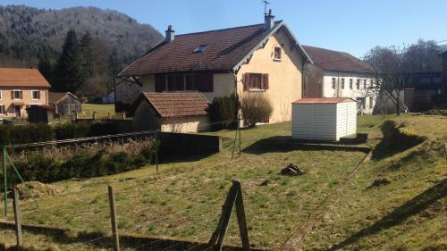 Location DEMI MAISON a 300M de la base de loisirs et piste cyclable au dessus de la maison
