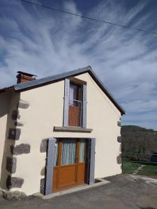 Maison de vacances Location Insolite Dans Un Four A Pain Le Montat 15130 Saint-Étienne-de-Carlat Auvergne