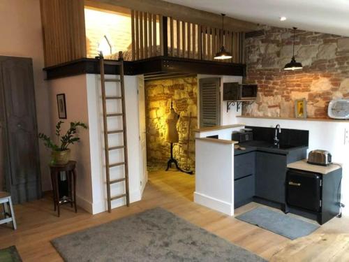 Location loft d'artiste dans village pittoresque