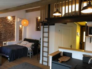 Location loft d'artiste dans village pittoresque