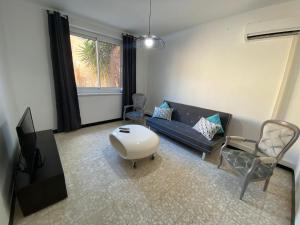 Loctroi, Village house with patio