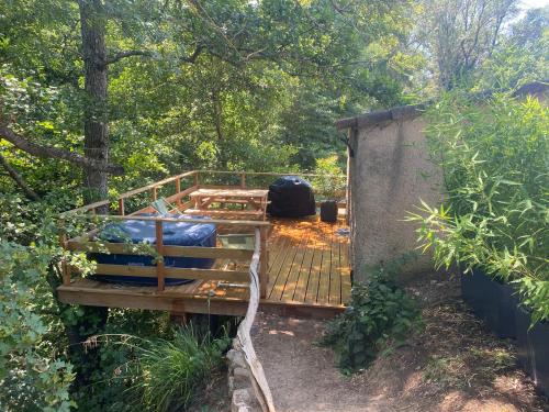 Lodge insolite au bord de rivière classé une étoile