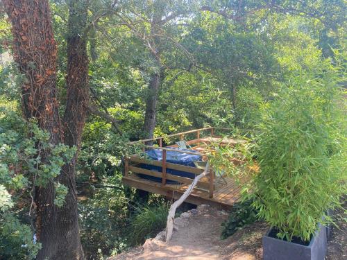 Lodge insolite au bord de rivière classé une étoile