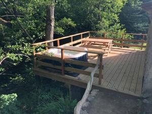 Lodge insolite au bord de rivière classé une étoile
