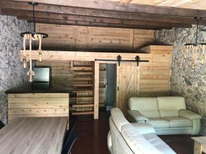 Lodge insolite au bord de rivière classé une étoile