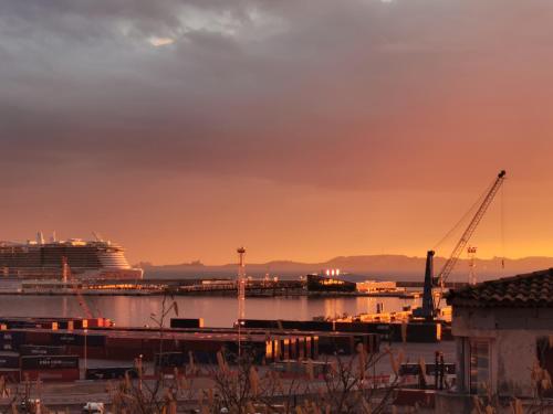 Logement indépendant, rénové. Vue mer, port et Marseille