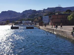 Logement indépendant, rénové. Vue mer, port et Marseille