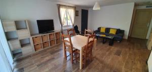 Logement, rez-de-jardin d’une maison, orée du bois