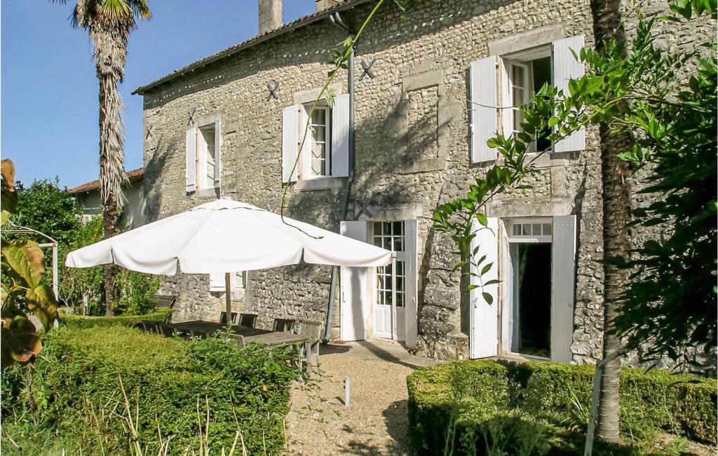 Maison de vacances Logis de Chenevire  16190 Juignac