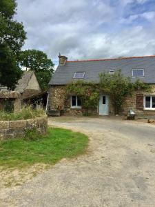 Maison de vacances Longere au dessus de l' écluse 152 Trohaor 22110 Rostrenen Bretagne