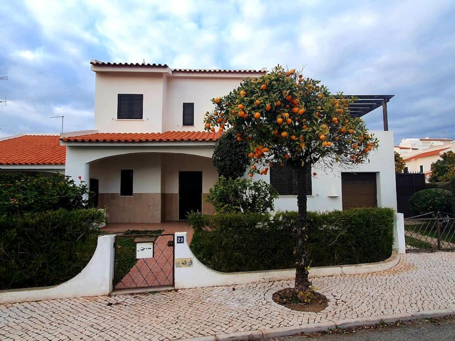 LOVELY BEACH HOUSE moradia V4 com piscina Rua Duque de Saldanha, 8950-446 Altura