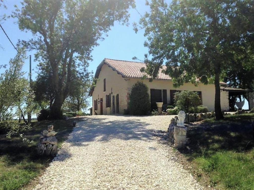 Maison de vacances Lovely holiday home in Monfort with private pool  32120 Monfort