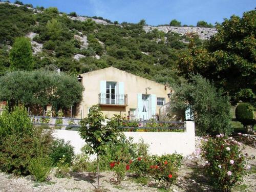 Lovely Holiday Home in Saint Saturnin l s Apt with Pool
