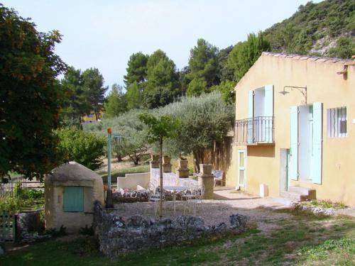 Lovely Holiday Home in Saint Saturnin l s Apt with Pool