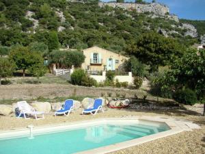 Lovely Holiday Home in Saint Saturnin l s Apt with Pool