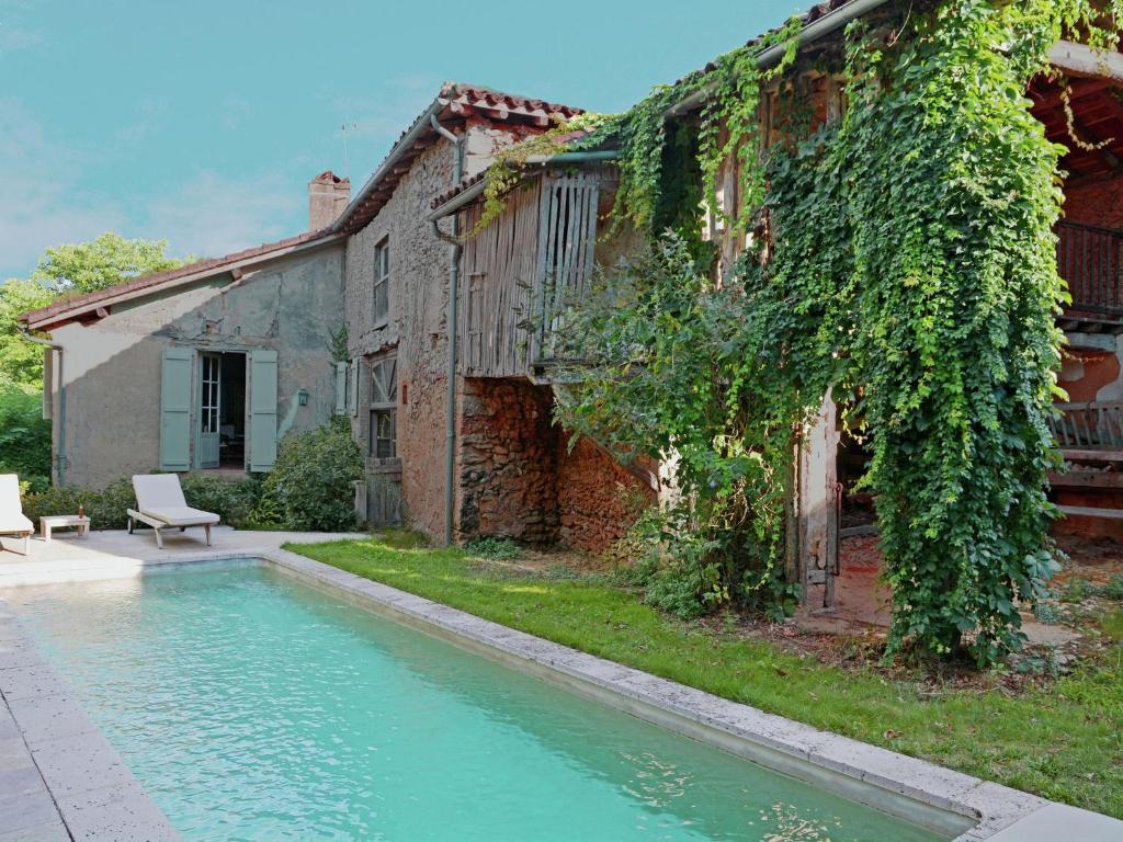 Maison de vacances Lovely Holiday Home with Private Pool in Campagne-d'Armagnac  32800 Campagne-dʼArmagnac