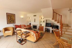 LovelyStay - Alto dos Caliços 2BR House with Garden