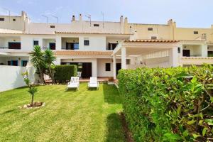 LovelyStay - Alto dos Caliços 2BR House with Garden