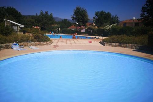 LUMINEUX 37 m avec WIFI-TERRASSE-JARDIN-PISCINE