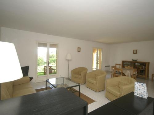 Lush Holiday Home in Draguignan with Private Garden
