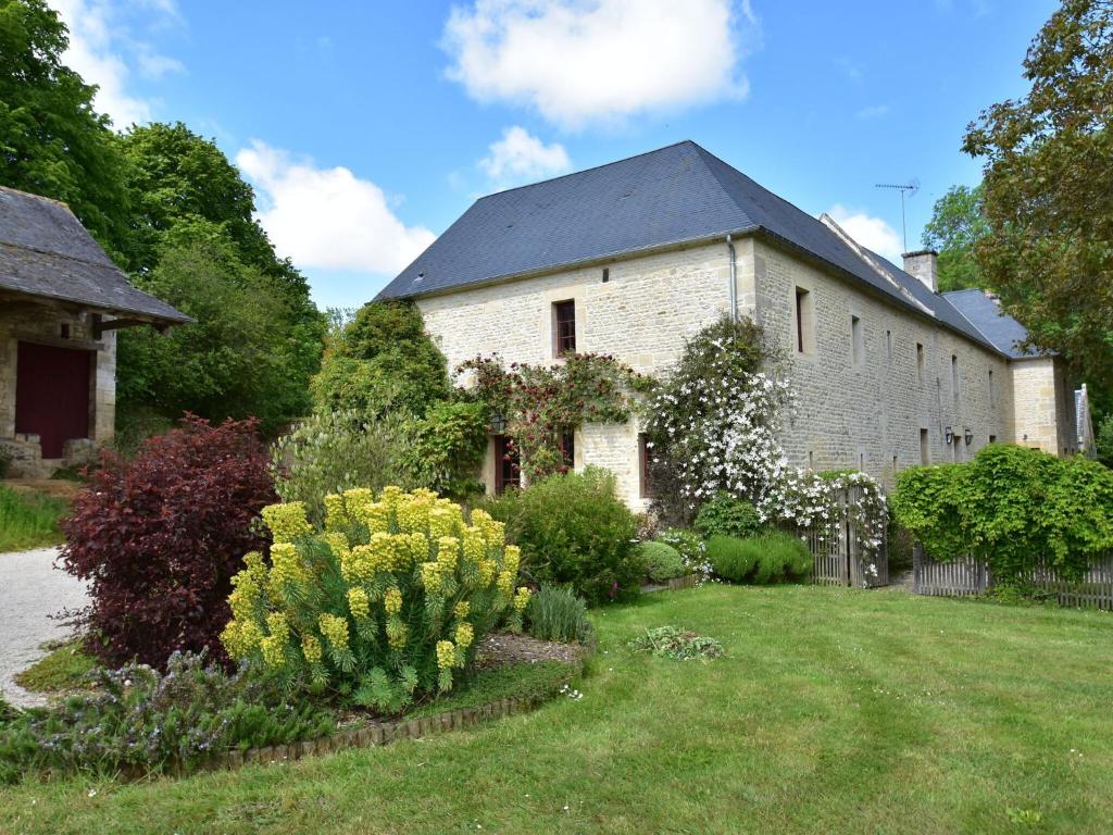 Luxurious mansion in Lantheuil with garden , 14480 Lantheuil