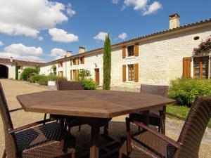 Luxurious Mansion in Saint Preuil with Sauna