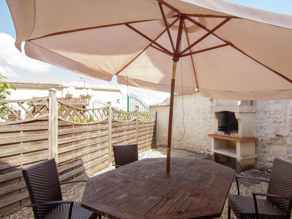 Maison de vacances Luxury apartment with terrace sauna tennis and heated pool  16130 Saint-Preuil