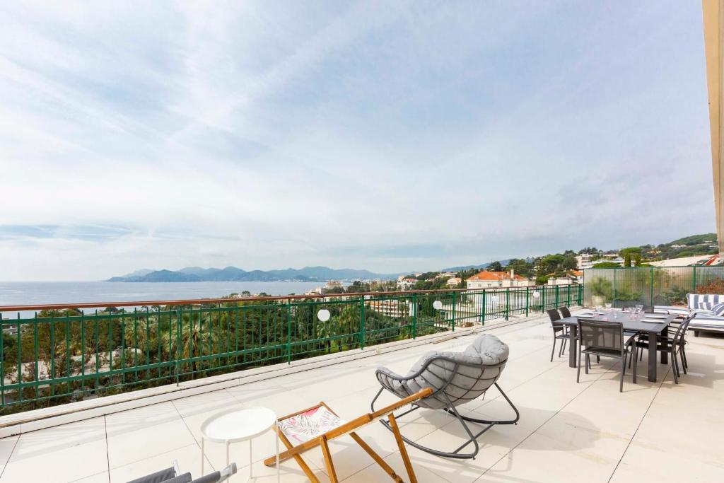 Luxury penthouse breathtaking sea view 200m2 terrace in the Cannes center 14 avenue Jean de Noailles Résidences Les Lunes, 06400 Cannes