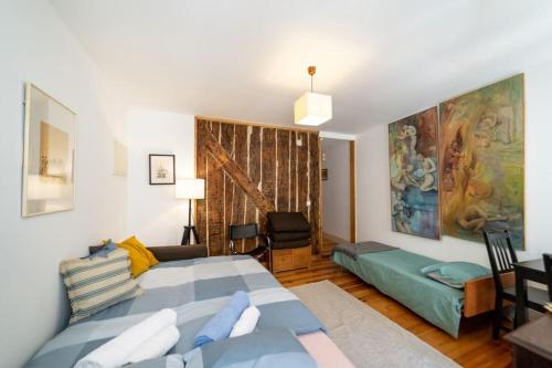 LX Townhouse Ideal for Big Groups. Prime Location Top Street