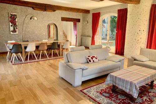 Magnificent 17th property calm relaxation and leisure at 1h30 from Paris