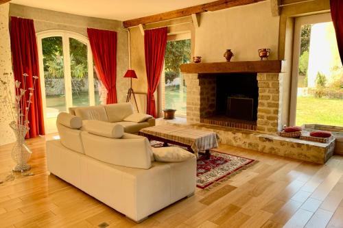 Magnificent 17th property calm relaxation and leisure at 1h30 from Paris