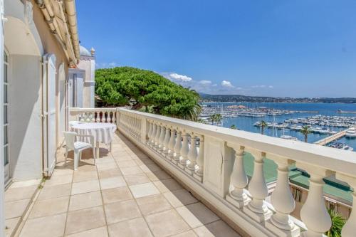 MAGNIFICENT LUXURY flat with TERRACE in BANDOL