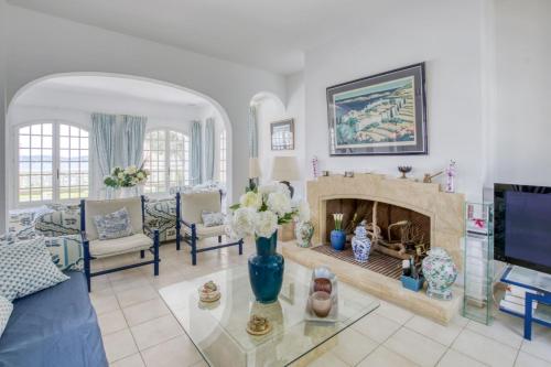 MAGNIFICENT LUXURY flat with TERRACE in BANDOL