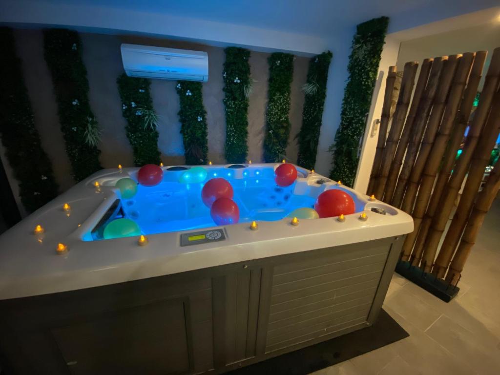 Magnifique love room avec jacuzzi privatif vue Mer Rue Marius Saluzzo, 13110 Port-de-Bouc