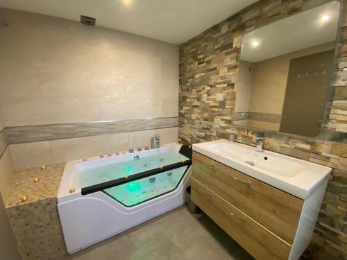 Magnifique love room avec jacuzzi privatif vue Mer