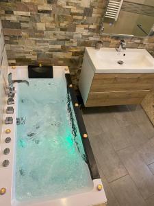 Magnifique love room avec jacuzzi privatif vue Mer