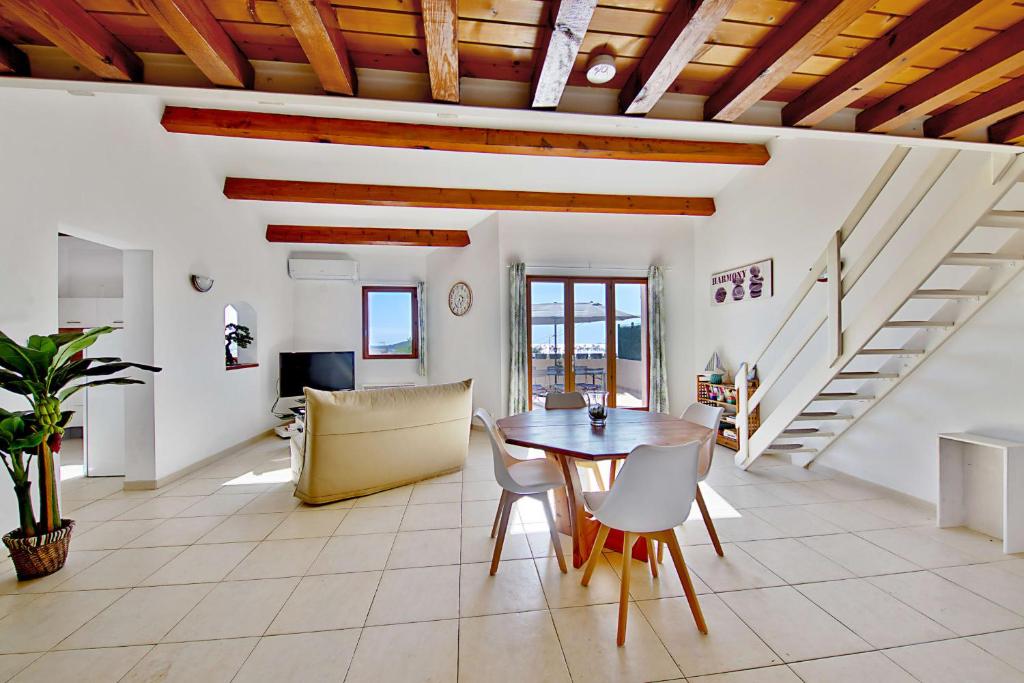 Maison de vacances Magnifique maison avec une superbe terrasse vue mer - Albitreccia - Welkeys Route de Molini 20166 Albitreccia