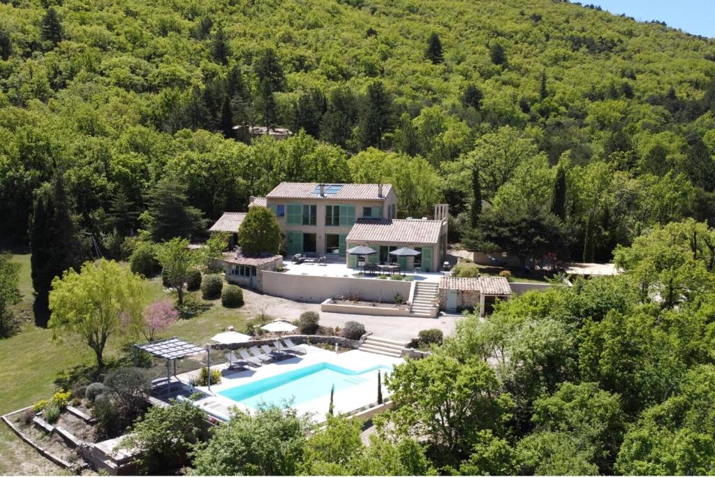 Maison de vacances Magnifique propriété avec vues panoramiques et piscine privée 341 Chemin de la Fond de Jean Martin 84400 Auribeau