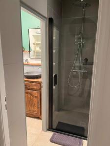 Maison 4 chambres 1 à 12 personnes divisée en 2 appartments village à 5km de Montpellier 15km de Palavas Attention le tarif proposé est pour 1 appartement de 1 à 6 personnes, si vous souhaitez réserver les 2 appartements choisissez 2 hébergements