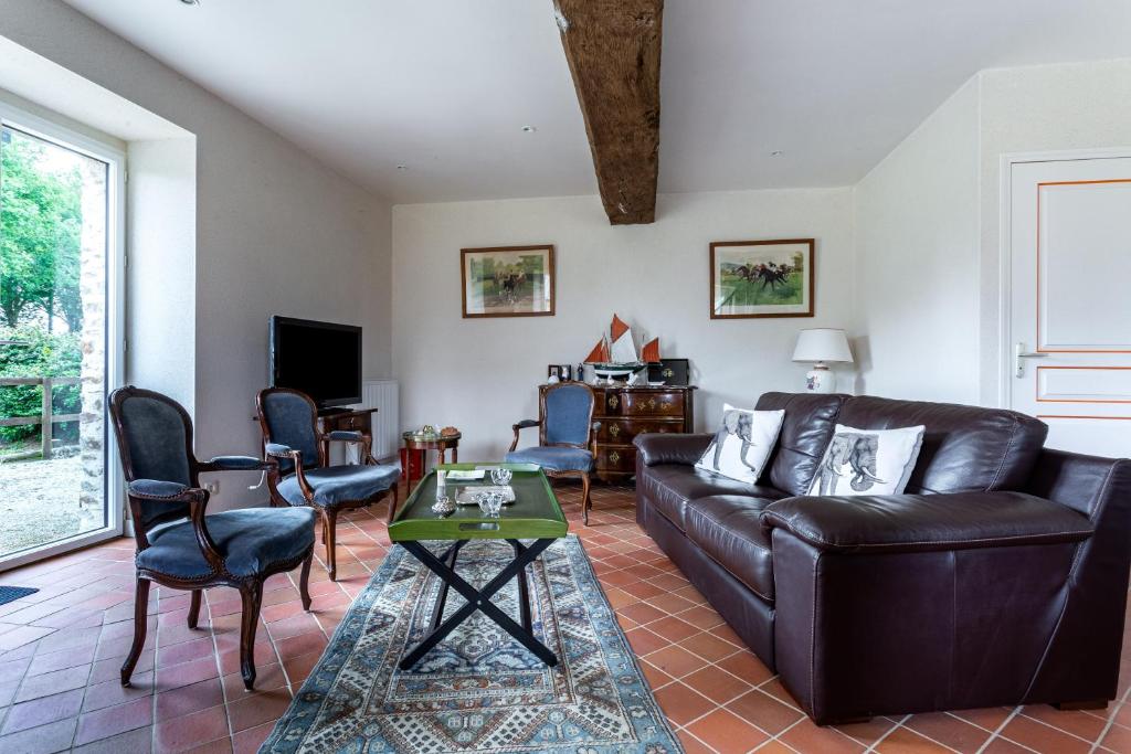 Maison 4 chambres 1 à 12 personnes divisée en 2 appartments village à 5km de Montpellier 15km de Palavas Attention le tarif proposé est pour 1 appartement de 1 à 6 personnes, si vous souhaitez réserver les 2 appartements choisissez 2 hébergements