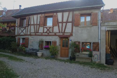 Maison à colombages dans une cour calme