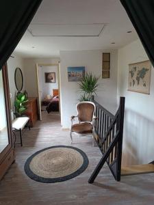 Maison à colombages dans une cour calme