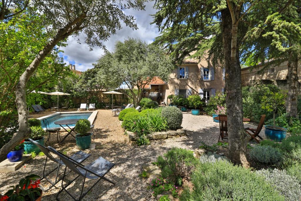 Maison à colombages dans une cour calme