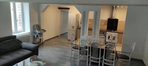 Maison à la campagne, cour et jardin