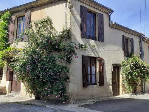 Maison atypique dans cité médiévale